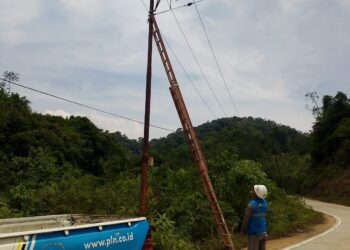 PLN ULP Dabo Singkep Tingkatkan Keandalan Listrik, Pasang Cover Bushing FCO