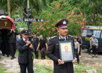Polres Bengkayang Beri Penghormatan Terakhir Pemakaman Almarhum Aiptu Markus