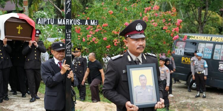 Polres Bengkayang Beri Penghormatan Terakhir Pemakaman Almarhum Aiptu Markus