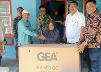 Dinas P3A Salurkan Bantuan Satu Unit Kursi Roda Kepada Penyandang Disabilitas