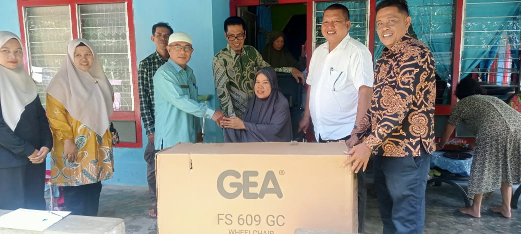 Dinas P3A Salurkan Bantuan Satu Unit Kursi Roda Kepada Penyandang Disabilitas