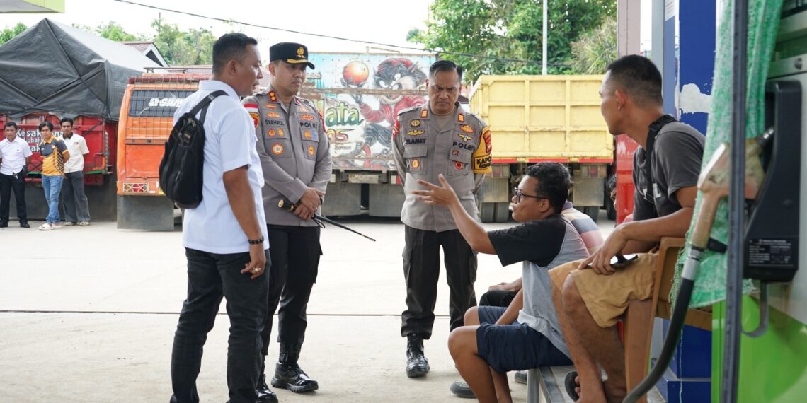 Kapolres Bengkayang Turun ke SPBU, Pastikan Stok BBM Aman, Antrean Kendaraan Mengular