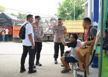 Kapolres Bengkayang Turun ke SPBU, Pastikan Stok BBM Aman, Antrean Kendaraan Mengular