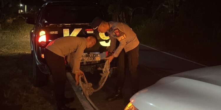 Respons Cepat Laporan 110, Pamapta Polres Bengkayang Evakuasi Korban Tabrak Lari