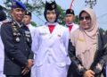 Dua Srikandi SMAN 1 Padang Sago Sukses Mengibarkan Merah Putih pada HUT RI ke-81