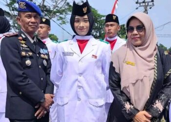 Dua Srikandi SMAN 1 Padang Sago Sukses Mengibarkan Merah Putih pada HUT RI ke-81