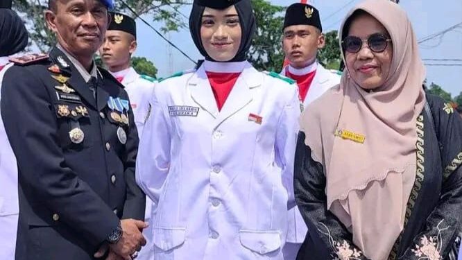 Dua Srikandi SMAN 1 Padang Sago Sukses Mengibarkan Merah Putih pada HUT RI ke-81