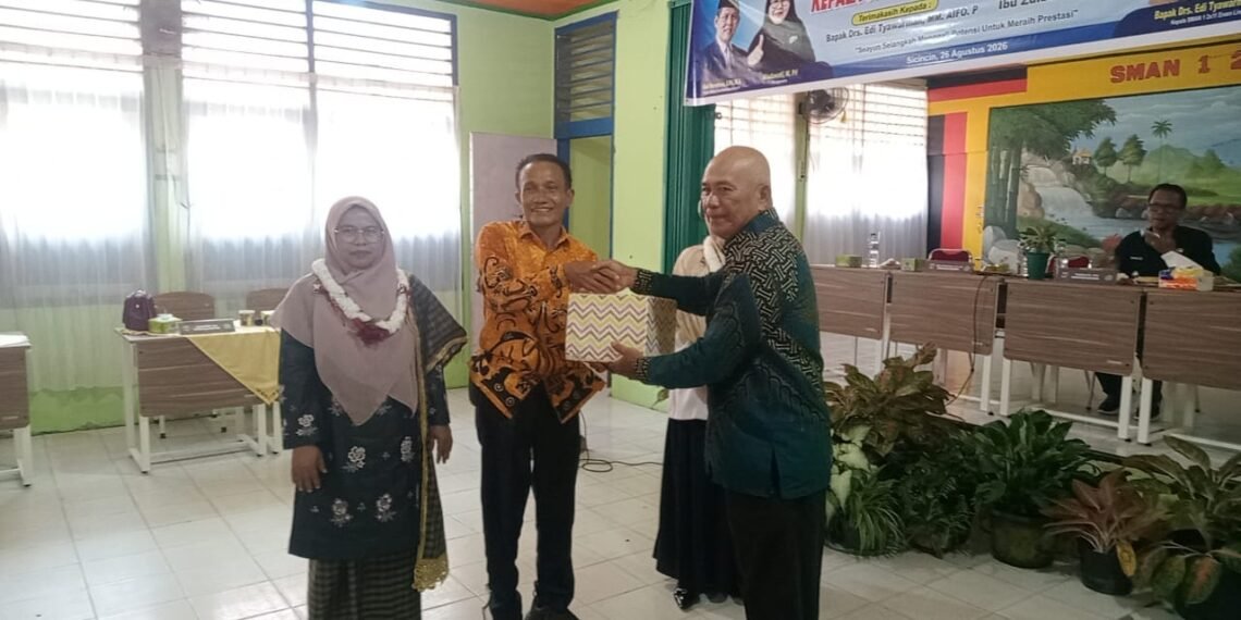 Pengabdian Berganti Edi Tyawarman Tinggalkan Jejak, Zubaidah Bawa Harapan Baru di SMAN 1 2XII Enam Lingkung