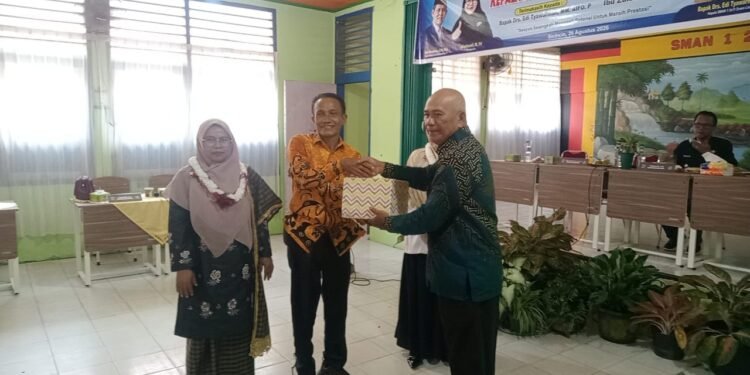 Pengabdian Berganti Edi Tyawarman Tinggalkan Jejak, Zubaidah Bawa Harapan Baru di SMAN 1 2XII Enam Lingkung