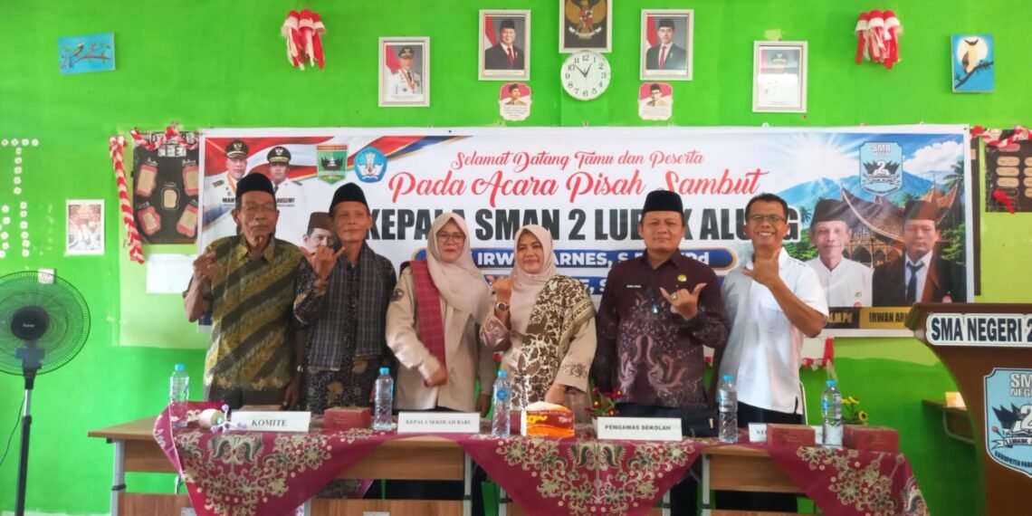Pisah Sambut Kepala SMA Negeri 2 Lubuk Alung, Irwan Arnes Digantikan Tasrif Dengan Harapan Baru