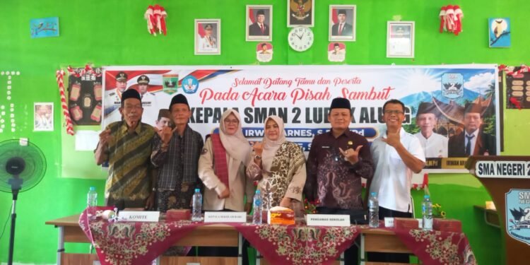 Pisah Sambut Kepala SMA Negeri 2 Lubuk Alung, Irwan Arnes Digantikan Tasrif Dengan Harapan Baru