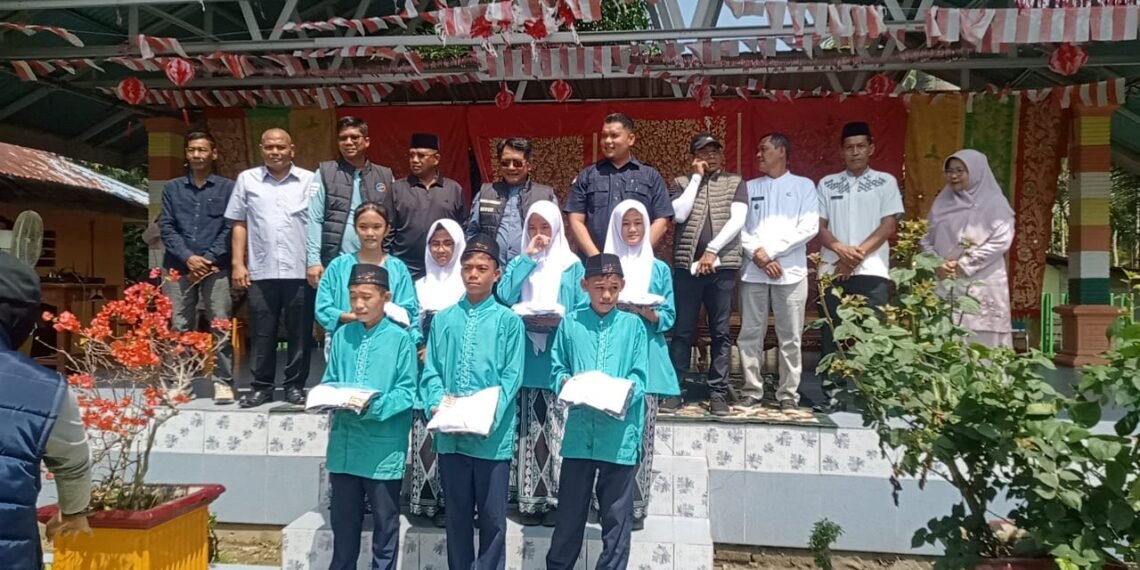 288 Siswa Terima Seragam Gratis, Bupati Tekankan Jangan Ada Anak Padang Pariaman Putus Sekolah karena Ekonomi