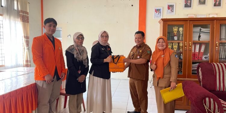 Dosen PNP Perkuat Kompetensi Akuntansi Siswa SMKN 1 Enam Lingkung