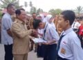 249 Siswa SMPN 1 2×11 Enam Lingkung Terima Seragam Gratis, Bupati Sebut Tak Ada Pemaksaan