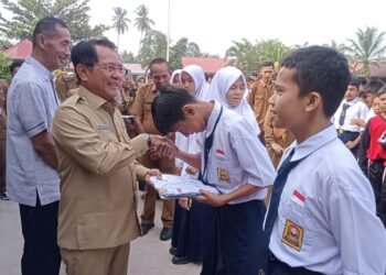 249 Siswa SMPN 1 2×11 Enam Lingkung Terima Seragam Gratis, Bupati Sebut Tak Ada Pemaksaan