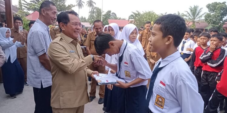 249 Siswa SMPN 1 2×11 Enam Lingkung Terima Seragam Gratis, Bupati Sebut Tak Ada Pemaksaan