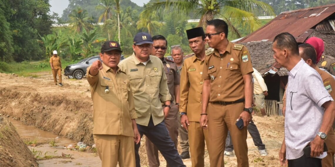 Bupati John Kenedy Aziz Turun Langsung, Pastikan Dampak Banjir dan Longsor di Sicincin Segera Ditangani
