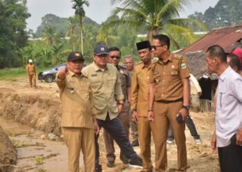Bupati John Kenedy Aziz Turun Langsung, Pastikan Dampak Banjir dan Longsor di Sicincin Segera Ditangani