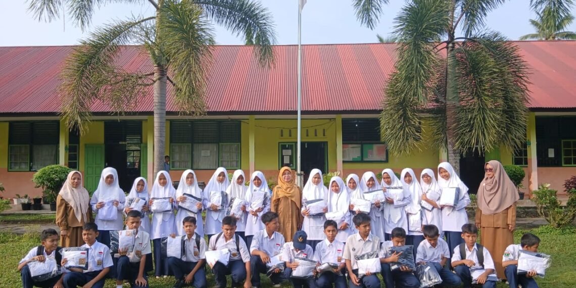 Bantuan Gratis Semangati 29 Siswa SMPN 2 VII Koto
