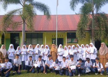 Bantuan Gratis Semangati 29 Siswa SMPN 2 VII Koto