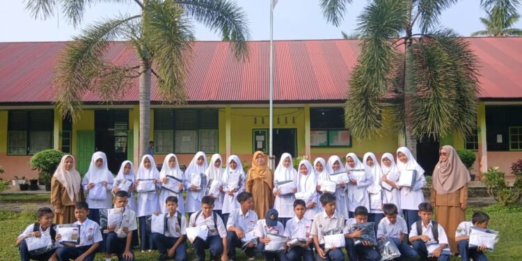 Bantuan Gratis Semangati 29 Siswa SMPN 2 VII Koto