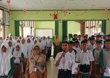 Tak Lagi Pusing Beli Seragam, 94 Siswa SMPN 1 Padang Sago Terima Bantuan Gratis
