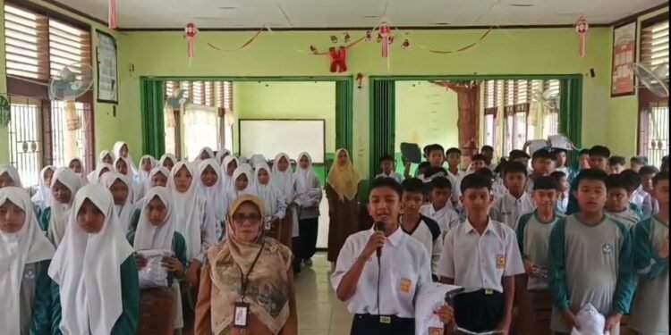 Tak Lagi Pusing Beli Seragam, 94 Siswa SMPN 1 Padang Sago Terima Bantuan Gratis