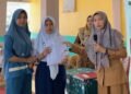 76 Siswa SMPN 4 VII Koto Sungai Sariak Terima Seragam Gratis