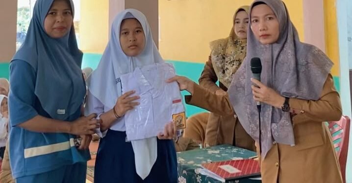 76 Siswa SMPN 4 VII Koto Sungai Sariak Terima Seragam Gratis