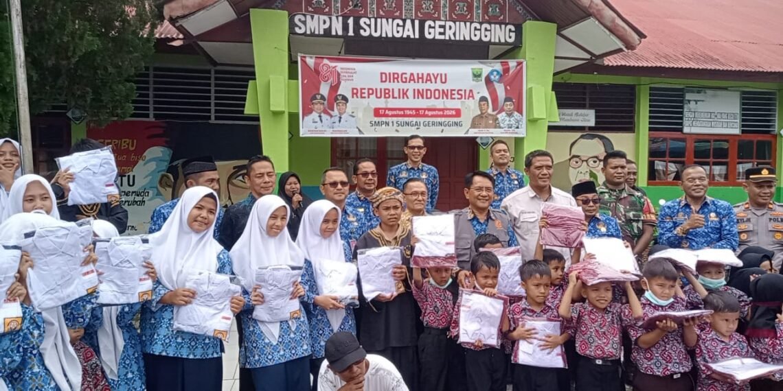 Bupati John Kenedy Aziz Serahkan Seragam Gratis untuk 174 Siswa di Sungai Geringging