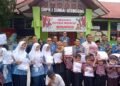 Bupati John Kenedy Aziz Serahkan Seragam Gratis untuk 174 Siswa di Sungai Geringging
