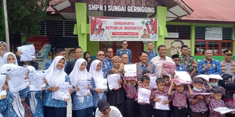 Bupati John Kenedy Aziz Serahkan Seragam Gratis untuk 174 Siswa di Sungai Geringging