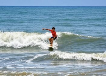 Perdana Digelar di Pantai Tiram, 67 Peselancar Adu Nyali di Padang