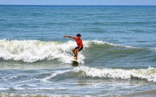 Perdana Digelar di Pantai Tiram, 67 Peselancar Adu Nyali di Padang
