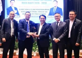 John Kenedy Azis Raih Penghargaan “Advokat Inspiratif” dari DPC PERADI SAI Padang