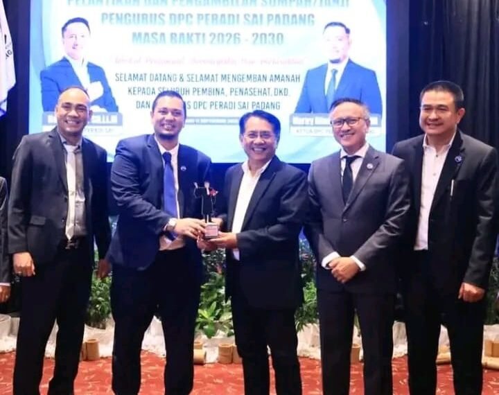 John Kenedy Azis Raih Penghargaan “Advokat Inspiratif” dari DPC PERADI SAI Padang
