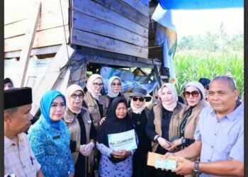IJP Bedah Rumah Warga Padang Pariaman, Dua Keluarga Terima Bantuan