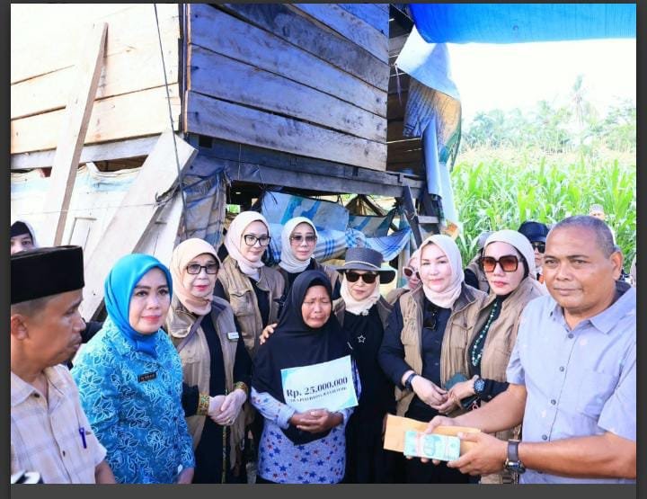 IJP Bedah Rumah Warga Padang Pariaman, Dua Keluarga Terima Bantuan