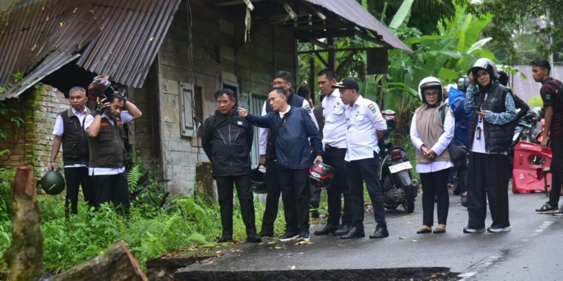 Jalan Putus akibat Longsor, Pemkab Padang Pariaman Buka Jalur Darurat