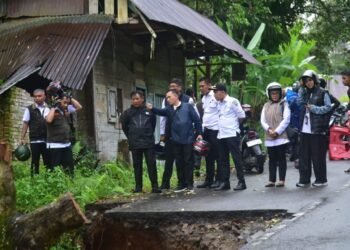 Jalan Putus akibat Longsor, Pemkab Padang Pariaman Buka Jalur Darurat