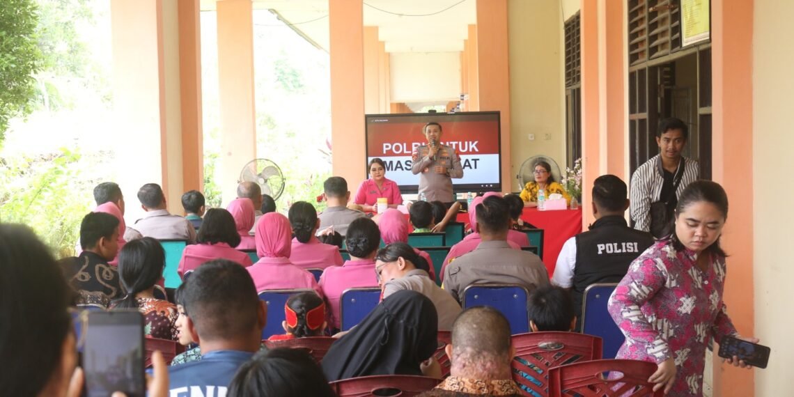 Kapolres Bengkayang Serahkan Tali Asih kepada Siswa SLB Adil Ka’talino