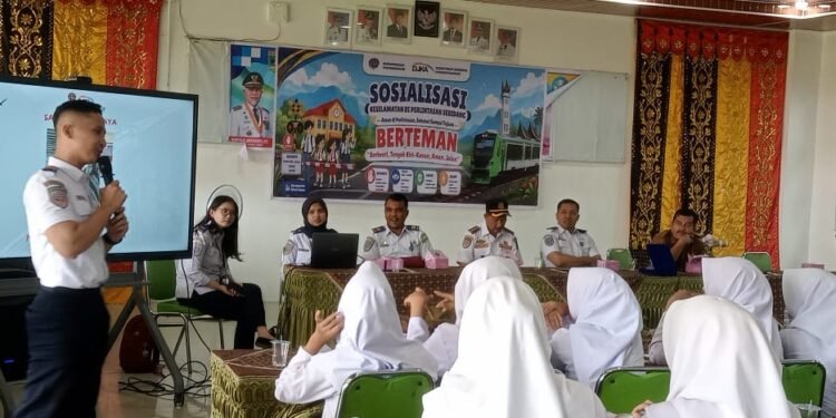 Sosialisasi Keselamatan Perlintasan Sebidang Digelar di SMAN 1 Lubuk Alung, Siswa Diingatkan Jangan Abai