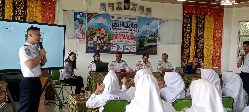 Sosialisasi Keselamatan Perlintasan Sebidang Digelar di SMAN 1 Lubuk Alung, Siswa Diingatkan Jangan Abai