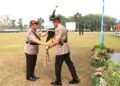 Kabareskrim Polri Komjen Pol. Asep Safrudin, S.I.K., M.H., menyerahkan Pataka Polda Kepri