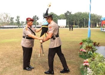 Kabareskrim Polri Komjen Pol. Asep Safrudin, S.I.K., M.H., menyerahkan Pataka Polda Kepri