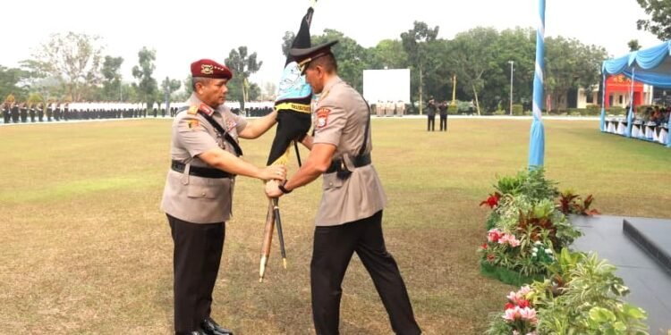 Kabareskrim Polri Komjen Pol. Asep Safrudin, S.I.K., M.H., menyerahkan Pataka Polda Kepri