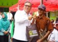 Wagub Kepri Nyanyang Salurkan 750 Paket Sembako dan Perlengkapan Sekolah Siswa di Lingga