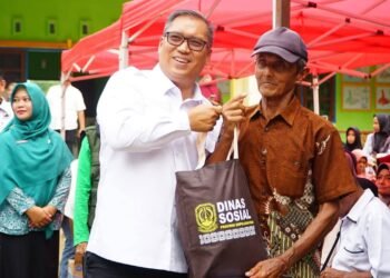Wagub Kepri Nyanyang Salurkan 750 Paket Sembako dan Perlengkapan Sekolah Siswa di Lingga