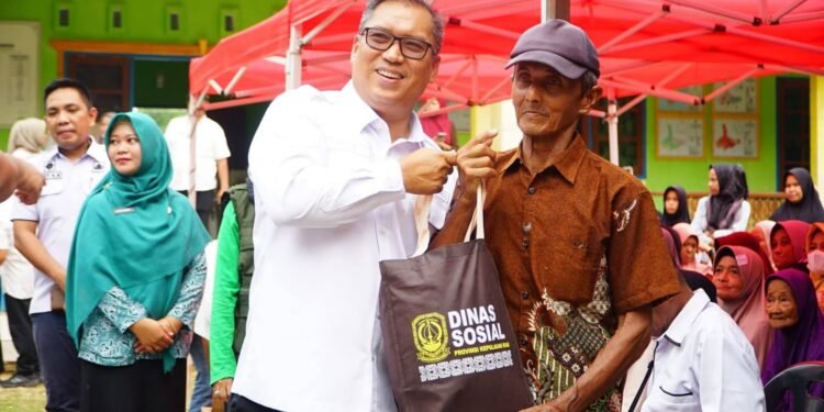 Wagub Kepri Nyanyang Salurkan 750 Paket Sembako dan Perlengkapan Sekolah Siswa di Lingga